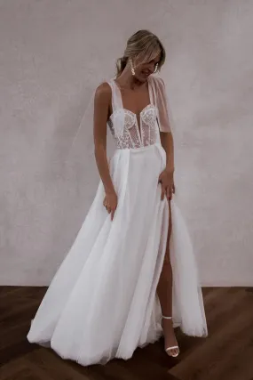 A-line illusion V-neck lace decal bohemian style slit wedding dress