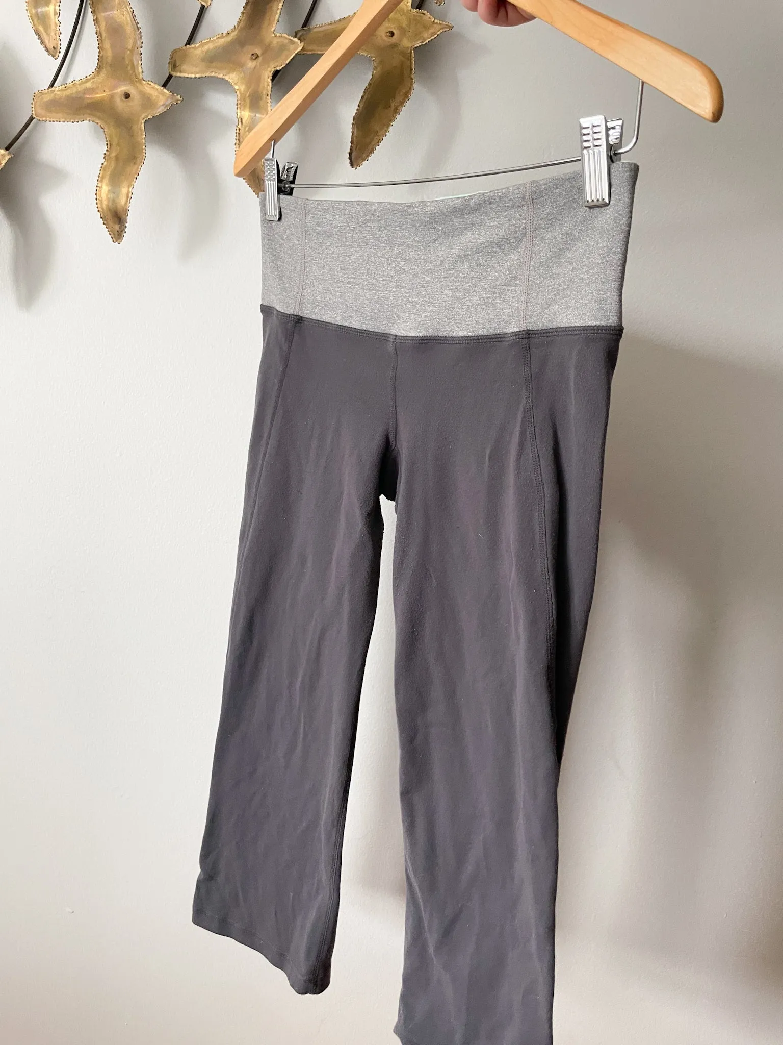 Lululemon Grey Two Toned Mid Rise Cropped Workout Straight Leg Capri Pants - Size 6